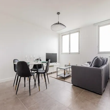Near 1 Bdr 4p La Daire Paris
